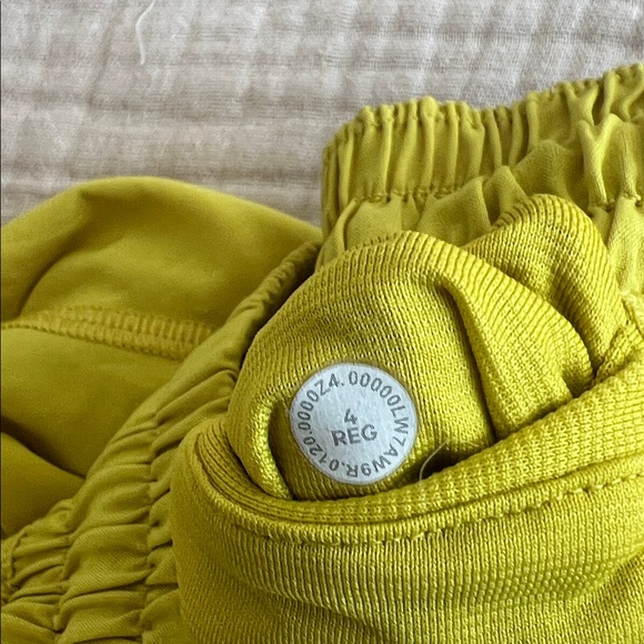 Lululemon Hotty Hot Shorts 2.5” - Picture 3 of 4